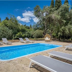 4 bedroom villa with pool by the sea, near Corfu town, sleeps 8